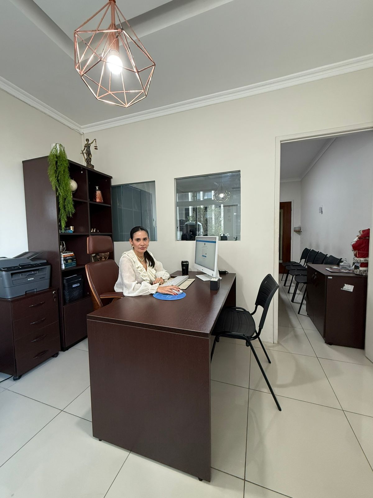 Dra. Carolina Freitas em seu escritório em Fortaleza